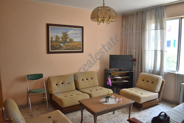 Apartament 2+1 me qira ne rrugen Beqir Rusi prane Shkolles Emin Duraku&nbsp;ne Tirane.
Pozicionohet